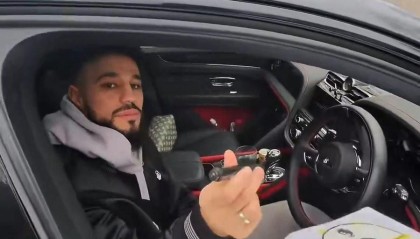 世界杯安装包下载-马兹拉维停车给球迷签名，轮到签名贩子时敷衍画了两笔