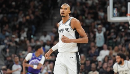 世界杯app下载-根本找不到筐！文班亚马篮下干扰 米西连续两次离谱出手