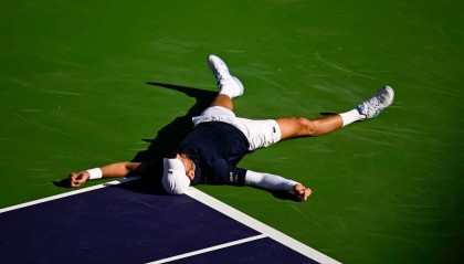 世界杯安装包下载-德约科维奇比赛中途呕吐，印第安维尔斯酷热天气引发惊险一幕